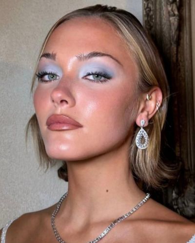 Look retro con sombras azules, labios nude y rubor rosado