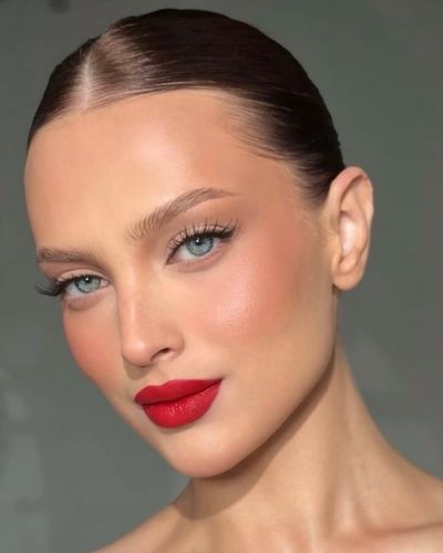 Foto de mujer de tez clara, piel glowy, labios intensos