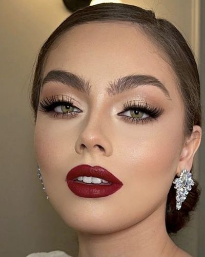 Sombras shimmer + labial rojo vino 