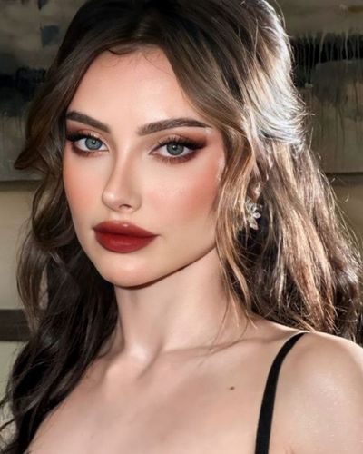 Foto de mujer de tez clara con look de ojos ahumados en color café y labios difuminados