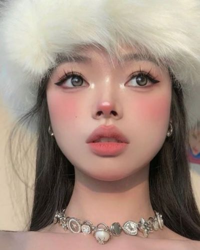 Maquillaje Douyin con rubor intenso y labios difuminados