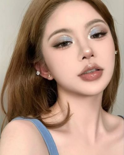 Maquillaje douyin con sombras azules y tonos cafés ideal para rostros redondos