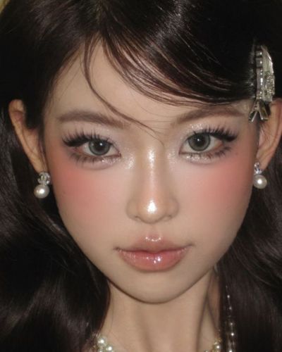 Maquillaje Douyin con rubor intenso y acabado glossy que afina visualmente el rostro redondo