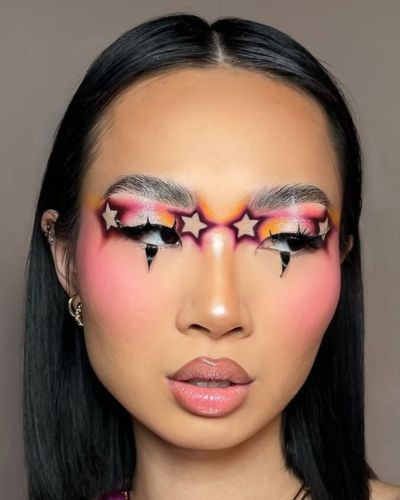 Look de estrellas con sombras negras, rosas y naranjas