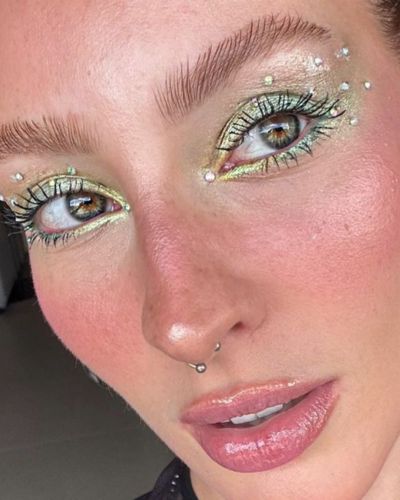 Maquillaje maximalista en tonos verdes con sombra shimmer