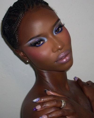 Look de ojos ahumado en tonos azules y plateados