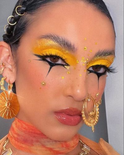 Look de ojos en tonos amarillos