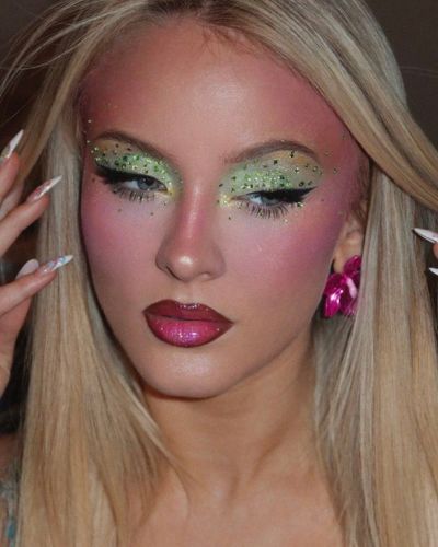 Maquillaje maximalsta en tonos verdes, piezas y labios rosas glossy