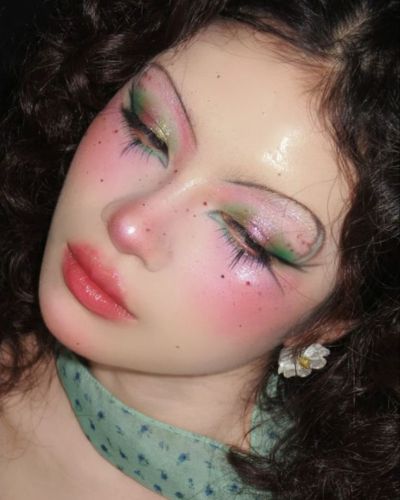 Maquillaje de ojos en tonos verde, pestañas extra largas inferiores y superiores, blush rosado y cejas super delgadas