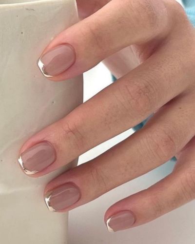 Uñas nude con micro french chrome en color plateado