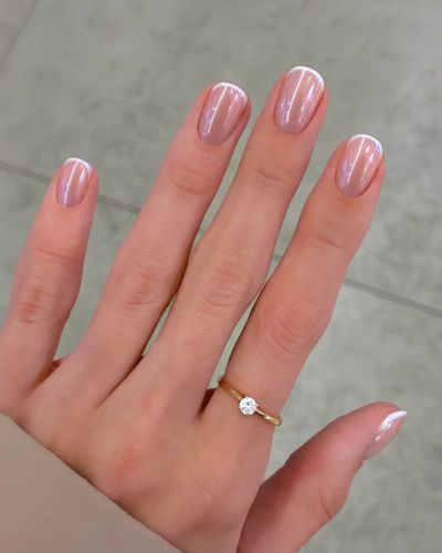 Uñas con efecto glezed y micro french blanco