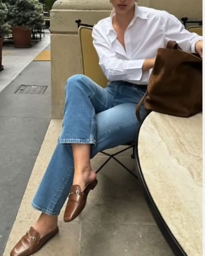 Mocasines destalonados, zapatos en tendencia 2026: loafer abierto atrás (slip-on) súper práctico; úsalo con calcetín cute o al natural con pantalón cropped y faldas midi.