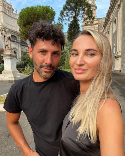 Foto en pareja de la influencer que falleció tras someterse a una cirugía estética en Rusia
