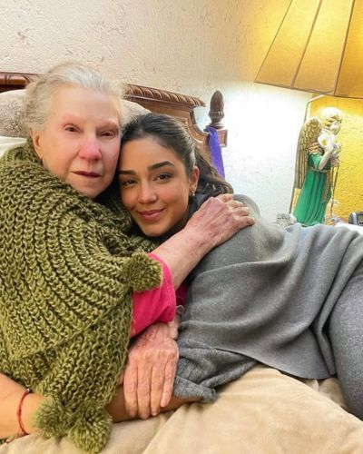 Foto de Ale Capetillo junto a su abuela, María del Carmen Vázquez Alcaide, madre de Eduardo Capetillo