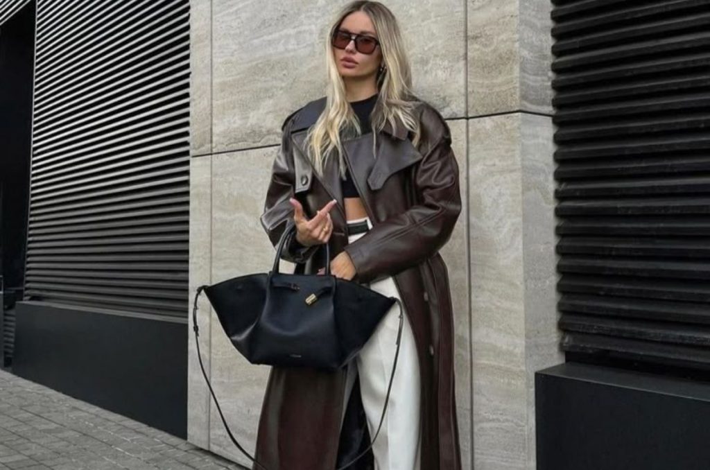 Gabardina de piel + pantalón ancho en color blanco y bolso grande