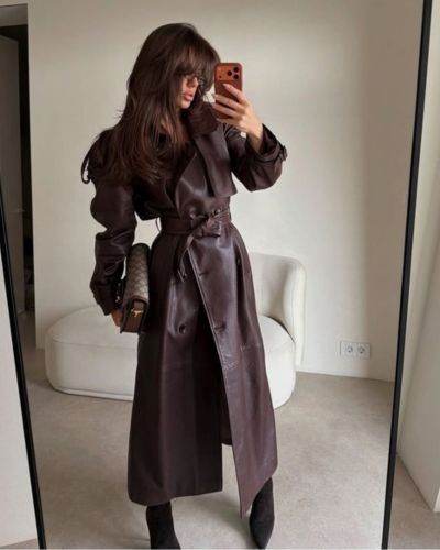 Look elegante con gabardina de cuero en color café 