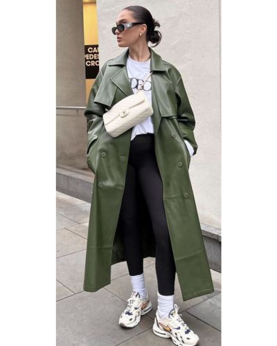 Cómo hacer un look deportivo con abrigos de cuero. Combina leggins negros, tenis blancos con calcetas altas y una playera blanca de gym