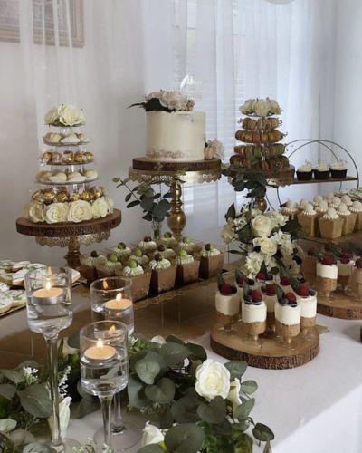 Mesa de postres variados con estilo rústico 