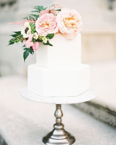 Pasteles de boda en tendencia para 2026: diseño geométrico y flores naturales