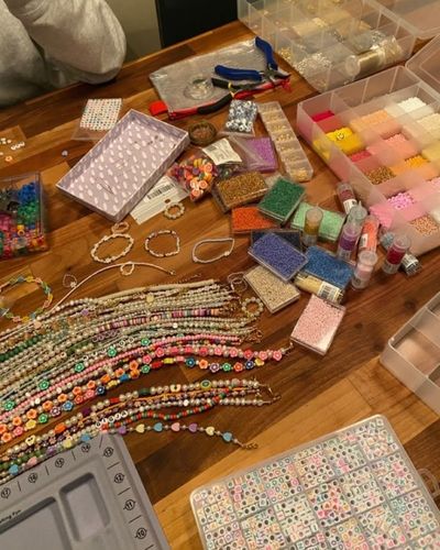 Planes gratis con amigas: Foto de insumos para hacer pulseras el 14 de febrero