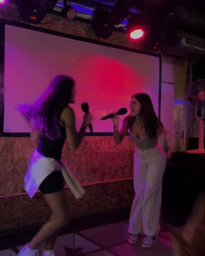 Planes gratis con amigas: Noche de Karaoke