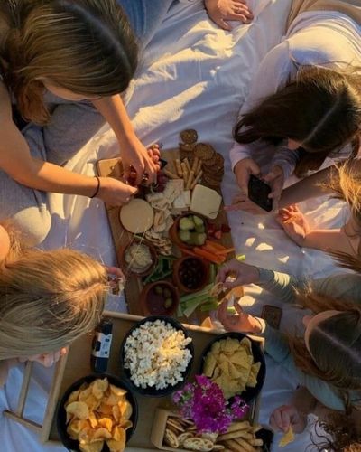 Planes gratis con amigas: Foto de picnic con BFF en el Día de los enamorados, con tablas de quesos y carnes frías