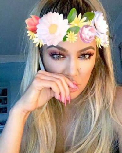 Foto  de Khloe Kardashian usando el filtro de las flores. 
