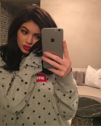Por qué el 2026 es el nuevo 2016. Foto de Kylie Jenner en el espejo, usando una sudadera supreme