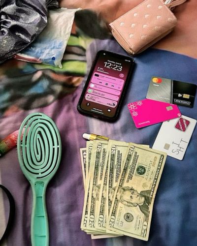 La razón por la que no debes dejar dinero sobre la cama