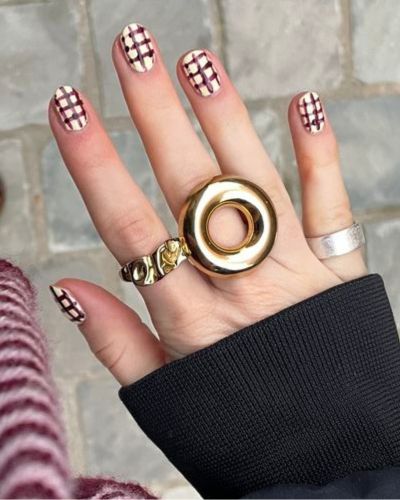 Los cuadros pequeños son un total acierto cuando hablamos de uñas preppy