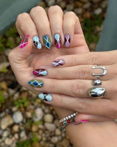 Uñas con rombos color rosa, morado y azul