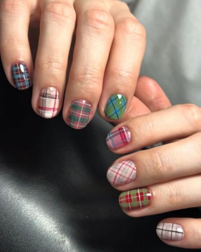 Uñas cortas con diseño a cuabdros
