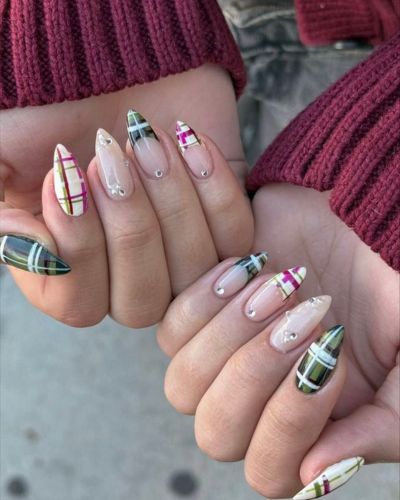 Preppy nails + piedras en color plata