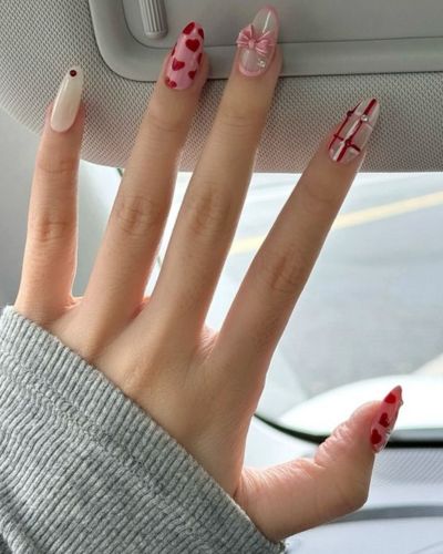 Preppy nails con estética coquette, lo último en tendencias de uñas 2026