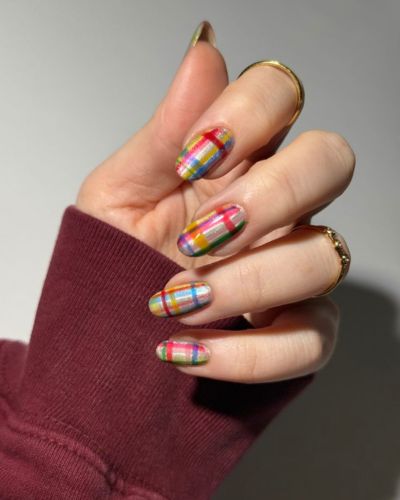 El maximalismo en uñas se puede llevar a través de las uñas preppy