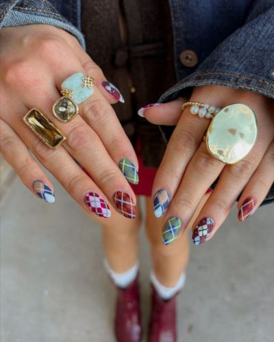 Uñas de colores con patrón a cuadros