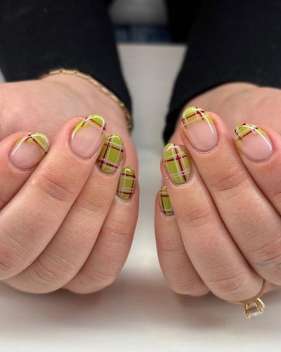 Diseño de uñas con cuadros en francés y color verde