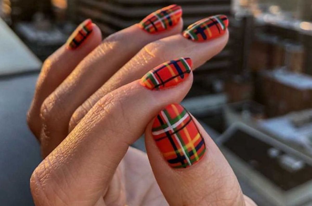Preppy nails: el diseño maximalista chic que dominará las pasarelas en 2026