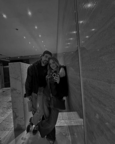 Foto en el espejo de Andrea Legarreta y Carlos Origel en blanco y negro