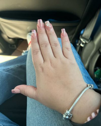Foto de mano gordita con uñas cortas de forma cuadrada