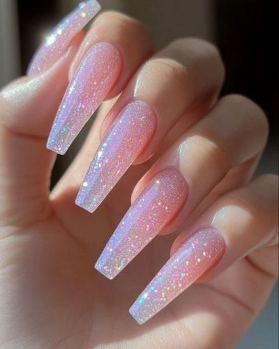 Foto de manicura coffin con diseño baby pink + glitter