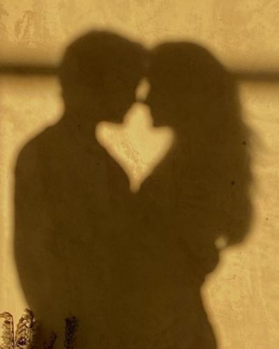 Momento íntimo de pareja contraluz 