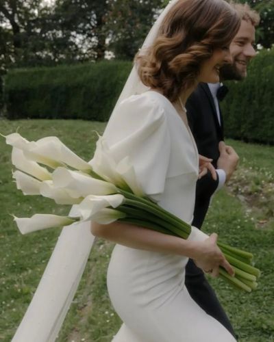 Momento de pareja caminando por el jardín luego de casarse