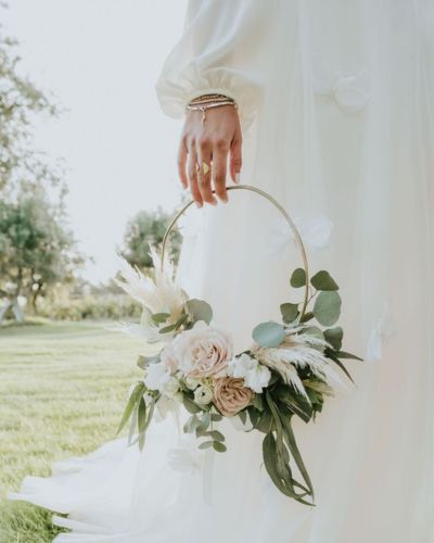 Ramos de novia con anillo. Ganan fuerza los ramos minimalistas, pensados para novias que buscan elegancia sin excesos