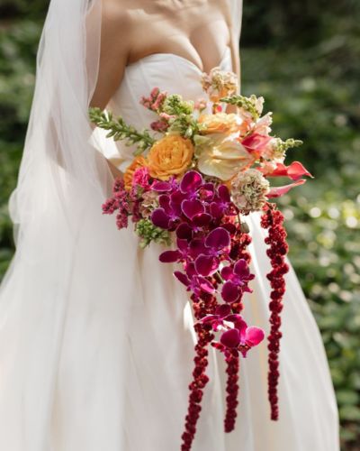 Las flores amaranto llegan para romper estereotipos y darle a tu look nupcial un toque original