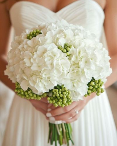 Novia con hortensias blancas y detalles en verde