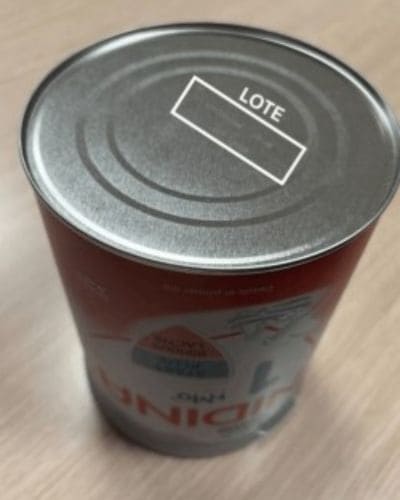 Tapa de una lata de leche en polvo con recuadro que indica “LOTE” para identificar el producto.