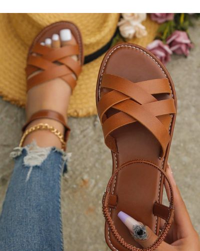 Sandalias planas, zapatos en tendencia 2026: minimalistas, de tiras o tipo slide; se ven mejor con vestidos fluidos, sets de lino y shorts sastre.