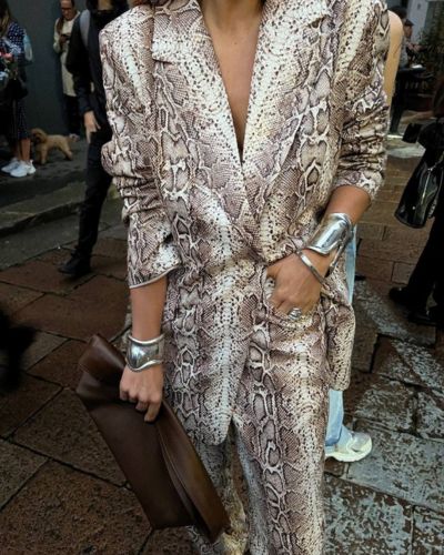Foto de mujer de pie usando un total look de snake print 