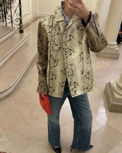 Look con camisa de snake print 